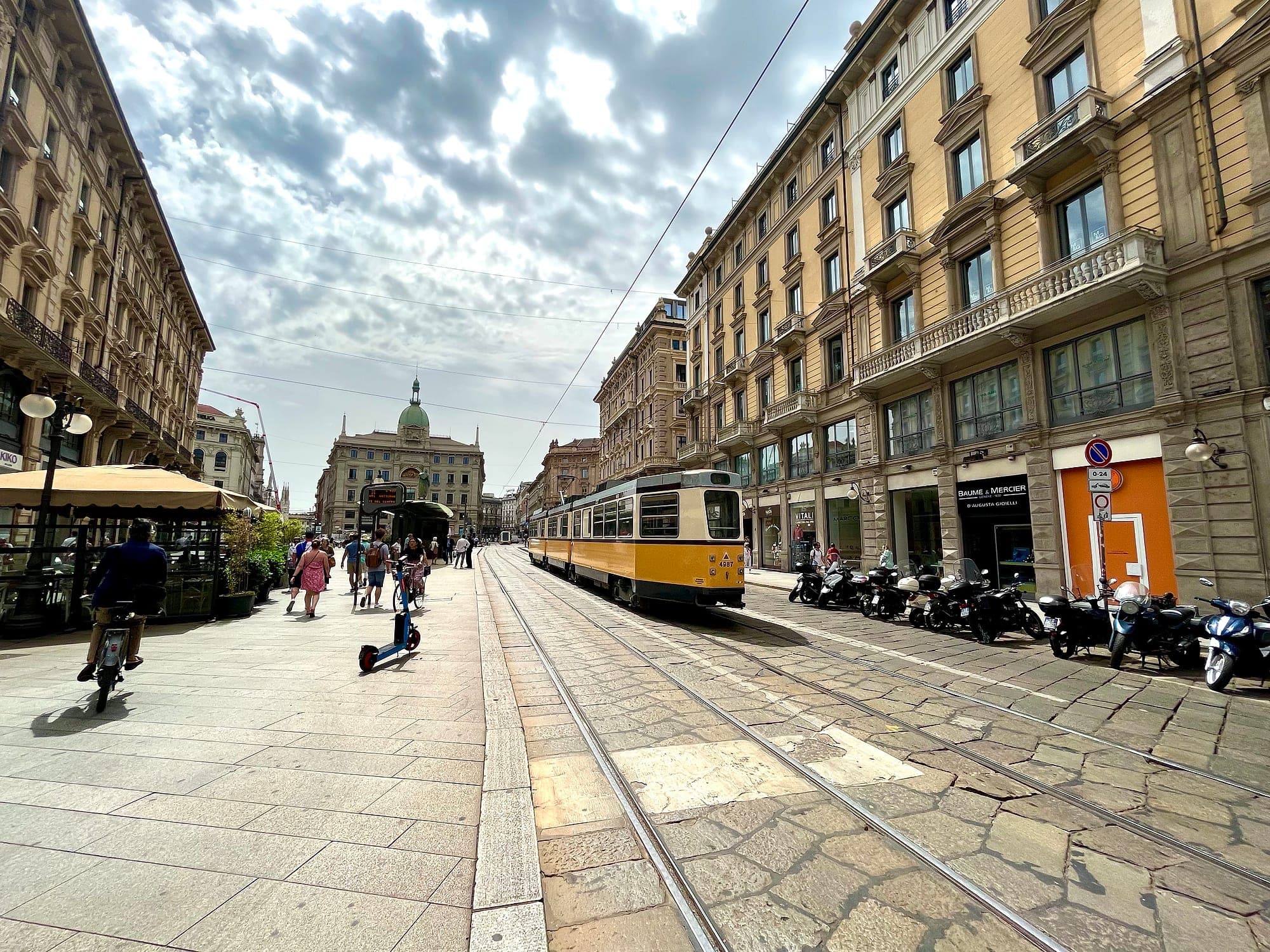 Blick über einen Platz in Mailand