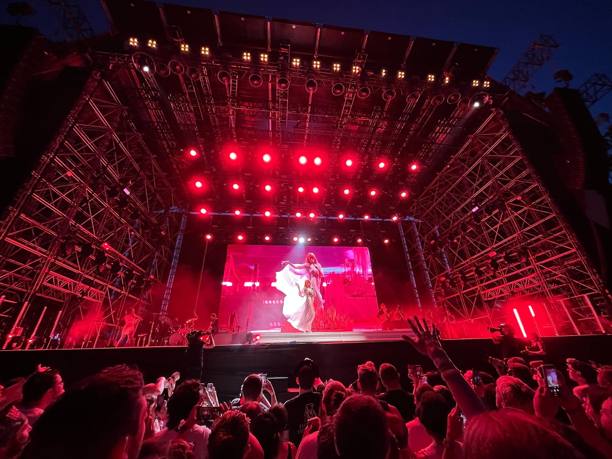 Die beleuchtete Festivalbühne, Florence Welch in Weiß auf der Videowand