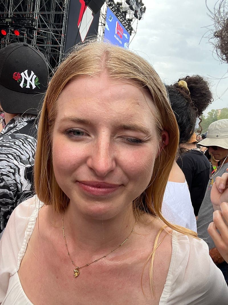 Miriam mit klatschnassen Haaren in der Menge, tapfer grinsend