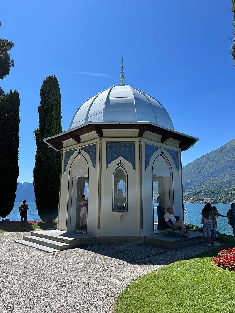Der kleine Pavillon mit Kuppeldach am Ufer von Bellagio