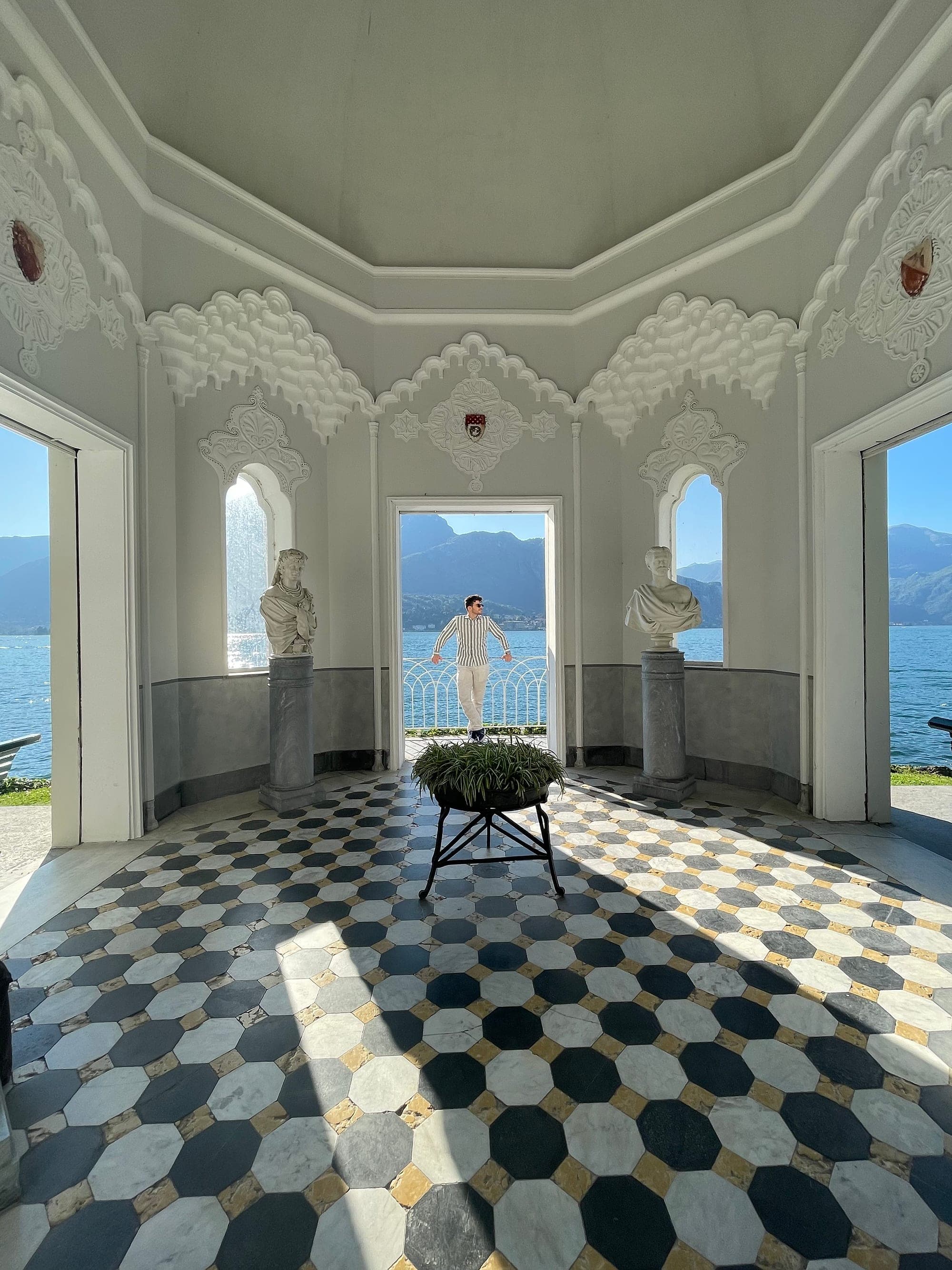 Blick durch den Pavillon auf den See, Hendrik steht in der Toröffnung am Geländer