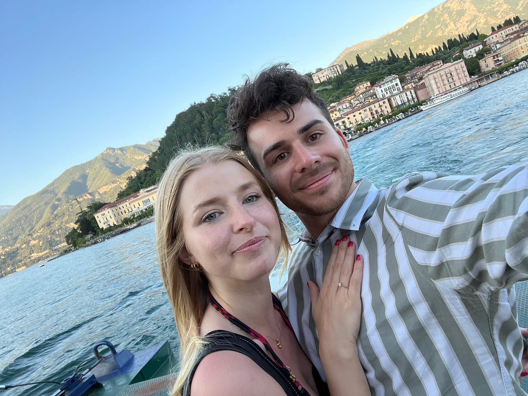 Miriam und Hendrik als frisch Verlobte, Miriams Hand mit dem Ring an seiner Brust