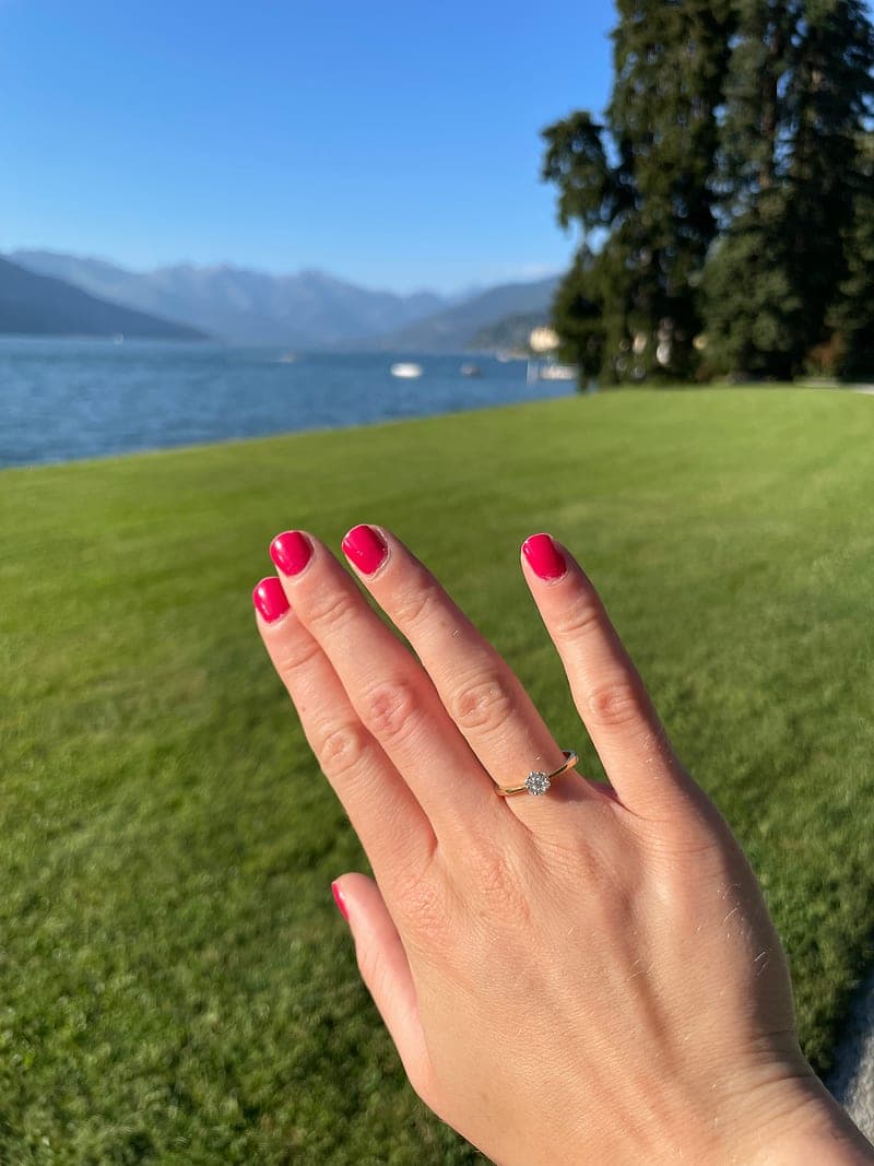 Nahaufnahme des Verlobungsrings an Miriams Hand