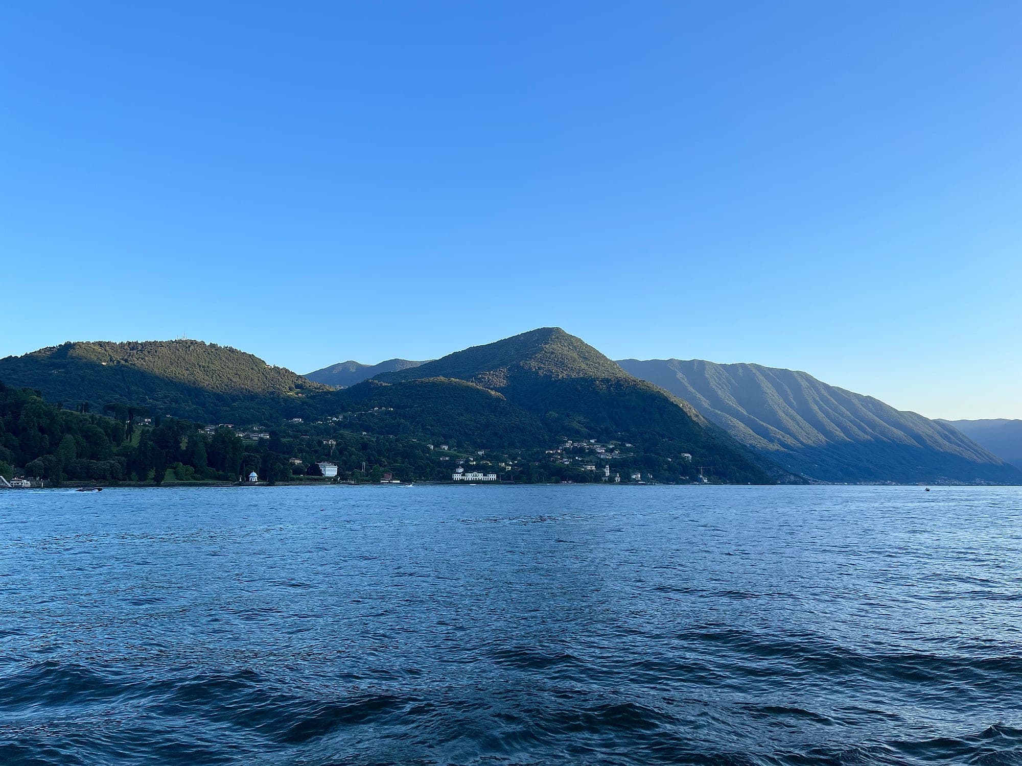 Die Autofähre auf dem Comer See, im Abendlicht