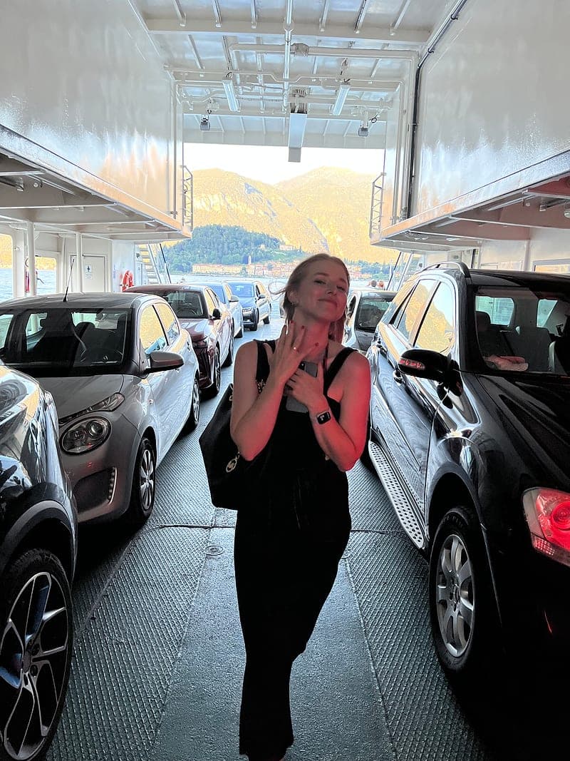 Miriam auf dem Autodeck der Fähre, die Hände an der Brust, den Ring nach vorn