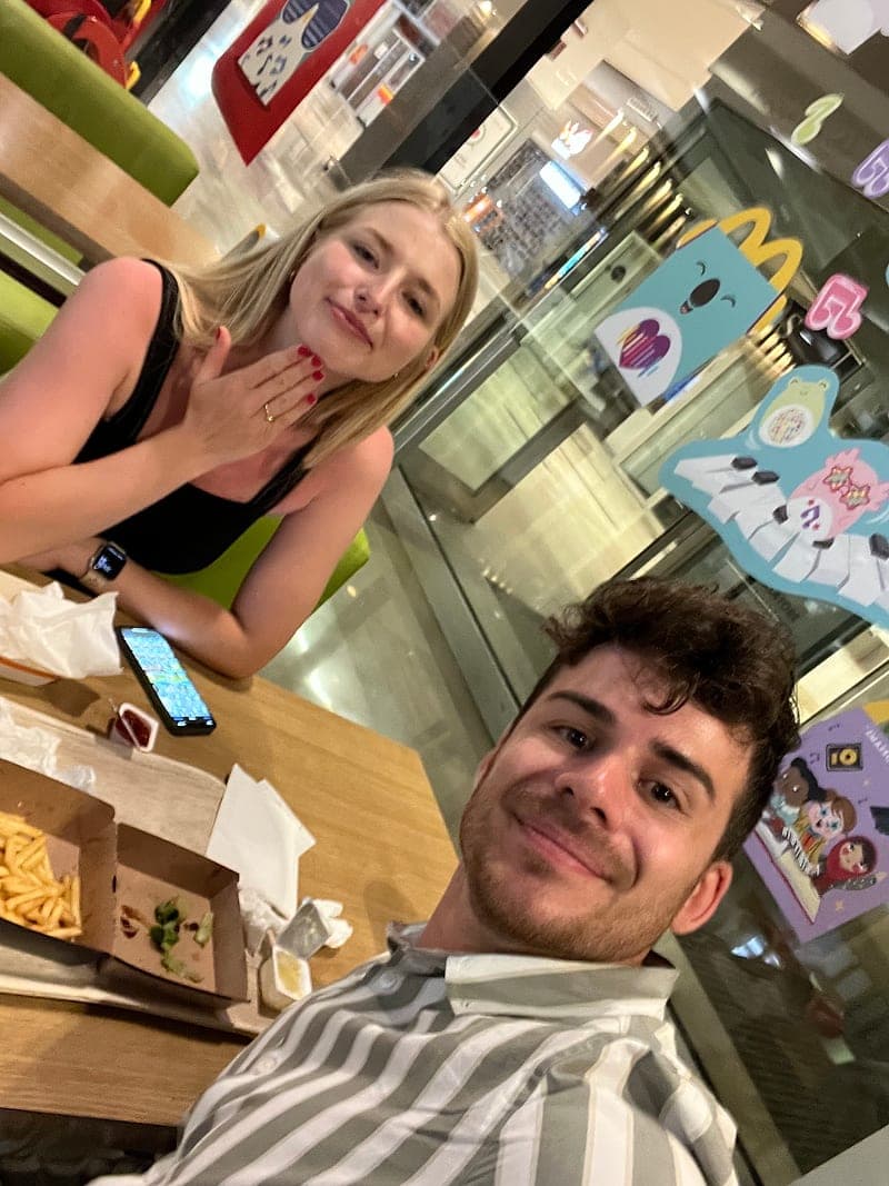 Miriam und Hendrik mit Pommes bei McDonald’s