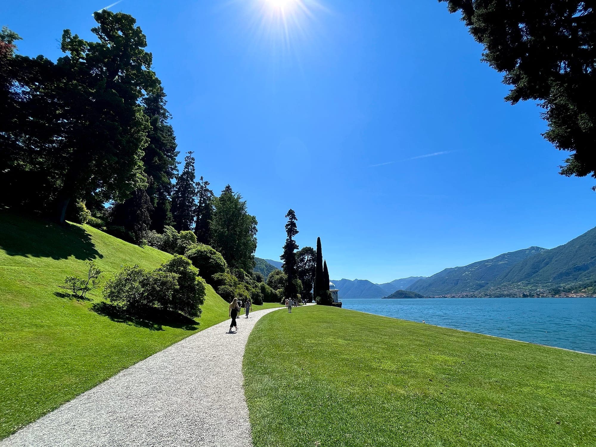 Ein Uferweg am Comer See mit Blick über das Wasser